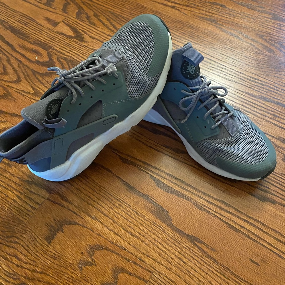 Nike Air Huarache 10.5 for men.